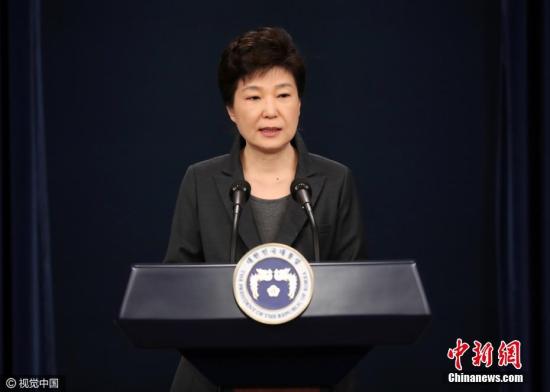 当地时间2016年11月4日，韩国，电视在直播总统朴槿惠讲话。她表示，如果国民要求的话，为查明真相，将诚实配合检方调查。