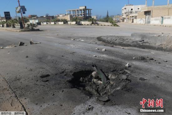 叙利亚西北部城镇汗舍孔4月4日遭到疑似化学武器攻击，据传造成包括儿童在内的约100名平民丧生，还有数百人身体不适。图为被炸的街道。