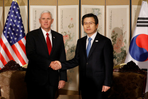 美国副总统彭斯访韩，与代行总统职务的韩国总理黄教安会面。(图片来源：路透社)