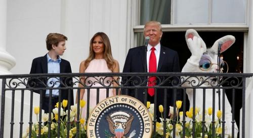 4月17日，美国白宫举办复活节“滚彩蛋”活动，特朗普携妻子梅拉尼娅和儿子拜伦现身白宫阳台。