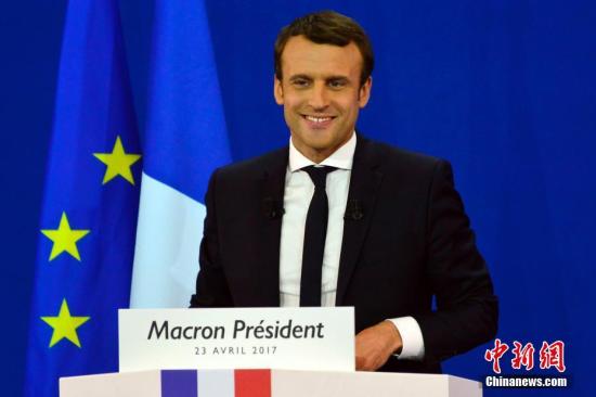 根据法国内政部23日晚公布的部分计票结果，在刚刚结束的法国总统选举第一轮投票中，中间派独立候选人、“前进”运动领导人艾曼努尔・马克龙以23.11%的得票率居第一位，极右翼候选人、国民阵线主席马丽娜・勒庞以23.08%居第二位。两人将进入第二轮对决，争夺下一届法国总统宝座。马克龙当晚在巴黎举行的庆祝集会上表示，他领导的政治运动“在一年时间内就改变了法国的政治面貌”。图为马克龙在庆祝集会上。

中新社记者 龙剑武 摄