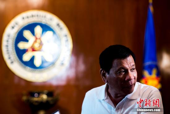 10月13日，菲律宾总统罗德里戈・杜特尔特在位于马尼拉的总统府接受中国新闻社记者专访。 中新社记者 侯宇 摄