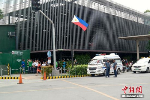 6月2日，许多菲律宾民众聚集在马尼拉云顶世界酒店附近，关心当天凌晨该酒店发生的袭击事件情况。