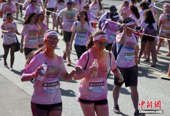 资料图：“彩色跑”起源于美国，近年来风靡全球，又称“地球上最欢乐的5公里跑”，是一个独特的色彩主题的跑步活动，宣传健康、快乐、个性。 中新社发 周兆军 摄