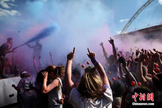 资料图：英国伦敦举办“彩色跑”活动（The Color Run），上万人参与这场色彩缤纷的狂欢节。 中新社发 周兆军 摄
