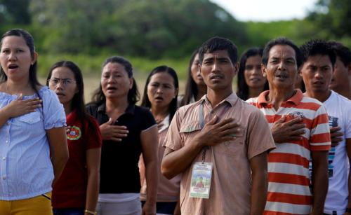 资料图片：菲律宾民众唱国歌。（图片来源：路透社）