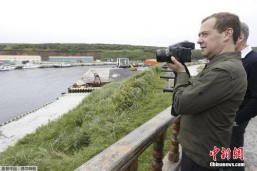 当地时间2015年8月22日，俄罗斯总理梅德韦杰夫登上南千岛群岛(日称北方四岛)中的择捉岛进行工作视察。