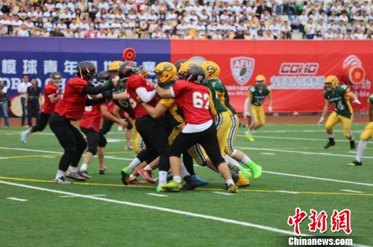 2016美式橄榄球青年组世锦赛29日在哈尔滨商业大学开幕，揭幕战中国队对阵澳大利亚队。　于坤 摄