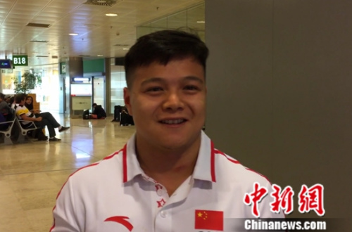 中国举重队与中新网记者同机抵达圣保罗，图为龙清泉