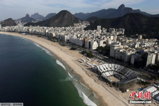 当地时间7月16日航拍的2016年里约奥运会沙排比赛场地――科帕卡巴纳海滩。