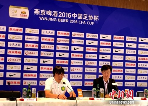 赛后，北京国安教练组组长谢峰直言，球队不该输球。中新网记者王牧青摄。