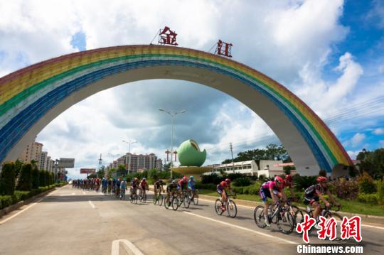 2016第十一届环海南岛国际公路自行车赛进行第四赛段澄迈－儋州赛段。　祖伟会 摄