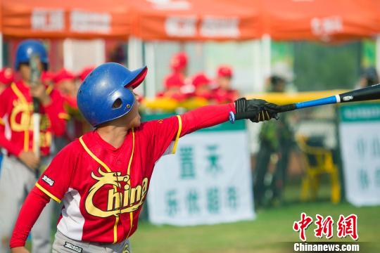 正在比赛中的中国国家少年棒球队队员 唐贵江 摄