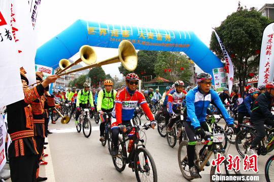 近500名车手参与广西金秀环大瑶山自行车挑战赛