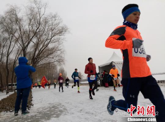1月7日，第二届北京野鸭湖冰雪马拉松在北京延庆拉开帷幕，共有2022名选手报名参赛，意在“预热”2022年北京冬奥会。最终，来自中国的沙宇超以1小时16分36秒的成绩夺得男子冠军，来自中国的张新以1小时27分06秒拔得女子头筹。　王曦 摄