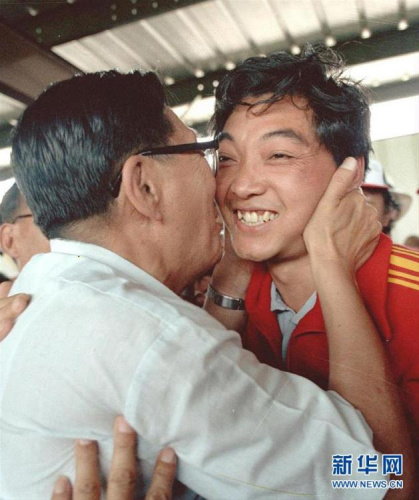 资料图：图为1984年7月29日，许海峰(右)在夺冠后接受祝贺。 新华社发 图片来源：新华网