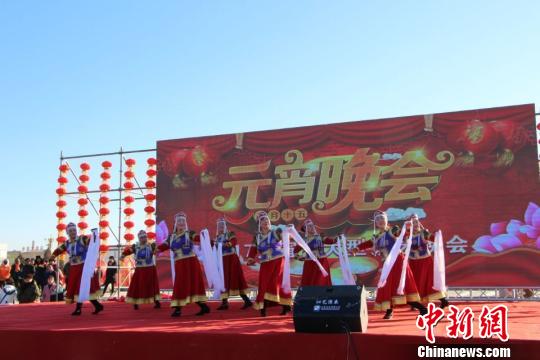 图为内蒙古乌拉特后旗万人徒步庆元宵活动的节目表演。　杨冬青 摄