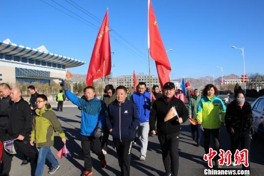图为内蒙古群众参与万人徒步庆元宵活动。　杨冬青 摄