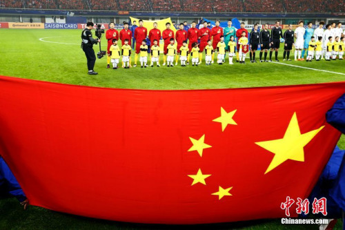 中国男足踢出了自信。中新社记者 富田 摄