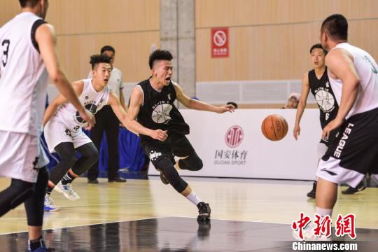 作为北京地区新兴的篮球赛事之一，国安体育“ELITE12”精英篮球邀请赛17日结束复活赛对决。　王曦　摄