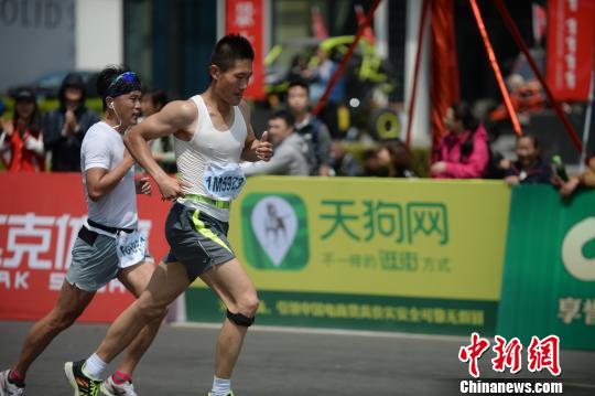 近3万名运动员报名参与本届马拉松赛。　杨毅 摄