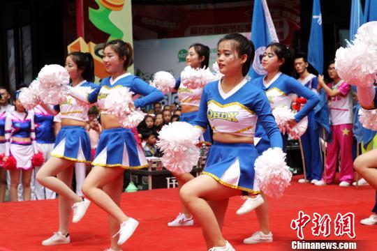 青海省啦啦操锦标赛吸引大学、中学、小学生共28支队伍参赛。　张添福 摄