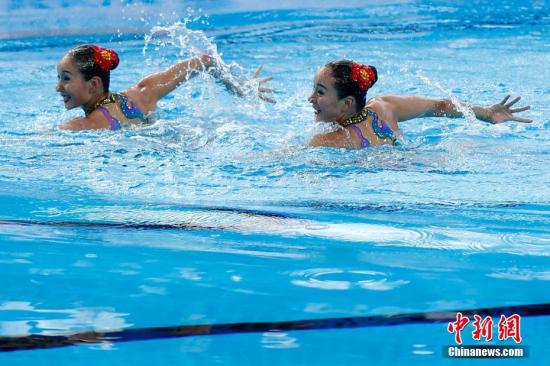 当地时间7月14日，2017国际泳联世锦赛花样游泳双人技术自选项目预赛在匈牙利首都布达佩斯举行。中国组合蒋文文、蒋婷婷以预赛第二名的好成绩晋级决赛。 中新社记者 富田 摄