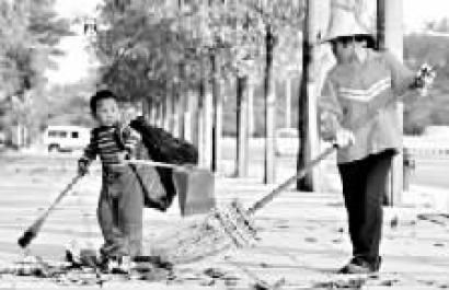 “小小环卫工” 2008年， 在东莞市区八一路上“小小环卫工”陈忠伟帮奶奶扫地的新闻一经刊发，“小小环卫工”立即成为网络红人。
