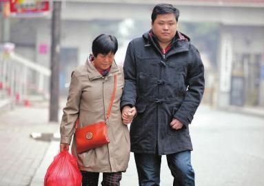 王桂凤说，儿子走路已不再像以前那样画圈儿了，冰凉的左臂也有了温度 本报记者 惠禾 摄 