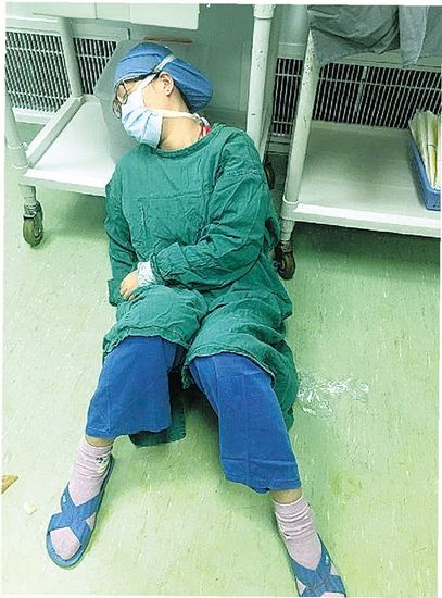 为抢救断指一站16个小时女医生累瘫手术台旁