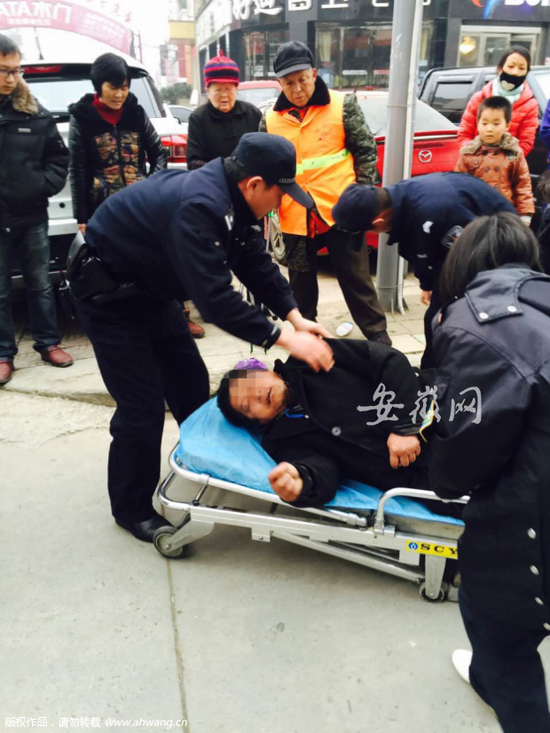 民警准备将晕倒在六安街头的郎克友抬上救护车。