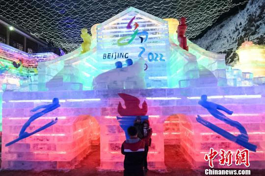 第30届龙庆峡冰灯节开幕雕出冰雪“冬奥会”