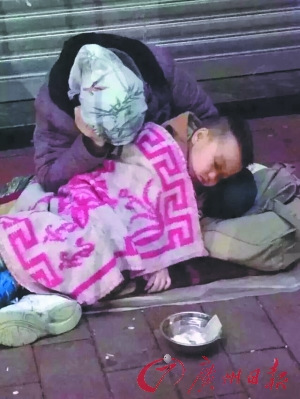 网传广州一女子抱疑似被拐男童乞讨警方：系母子