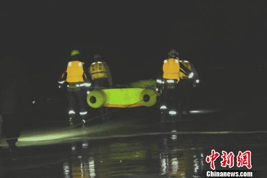 两名僧侣青海湖遇冰裂被困当地连夜营救（图）