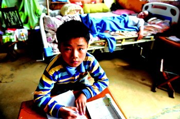 王荣拿起语文课本抄起了课文,他希望爸爸能好起来,能回家,这样他就可以回学校上学了,他坚信上学改变命运。