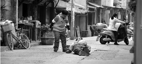 昨天12点多，温岭南门街，一个小男孩向妈妈要了2元，放进乞丐罐子里。