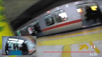 3 距离在南礼士路站冲出车厢2分24秒后，潘海龙跑入复兴门站，赶上同一趟地铁。 图片来自网络视频截图