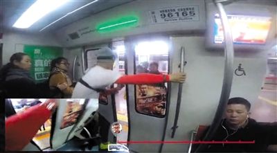 1 视频中，小伙潘海龙从地铁1号线南礼士路站跑出地铁。