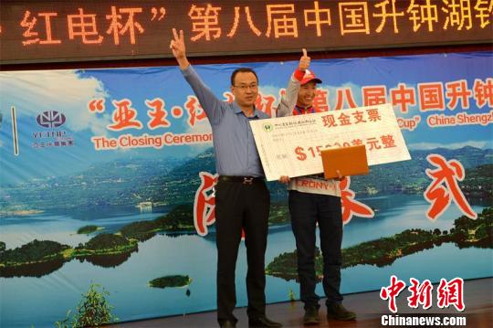 2016年中国升钟湖国际舟钓大赛中国湖南选手易军获得冠军。　钟欣 摄