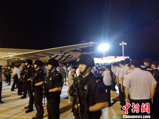 20日20时许，随着一架中国民航包机降落在江苏省南京市禄口机场，63名电信网络诈骗犯罪嫌疑人(大陆50人、台湾13人)被公安机关从柬埔寨押解回国。　苏宫新 摄