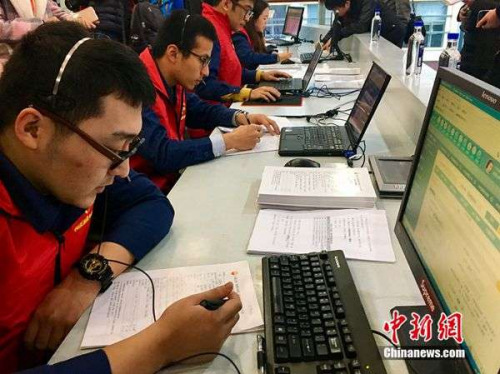 目前，活动的热线电话已经开通。中新网记者 王牧青 摄