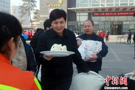 保定市政府党组成员张志奎等为环卫工人上餐。　于俊亮 摄