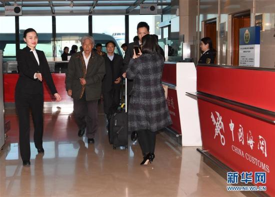 2月11日，在印度滞留50多年的中国老人王琪(中)抵达北京首都国际机场。新华社记者 金良快 摄 图片来源：新华网