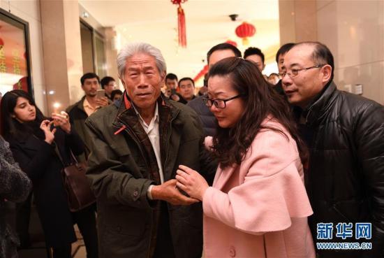 2月11日，在北京首都国际机场，王琪老人与前来迎接他的亲属相见。新华社记者 金良快 摄 图片来源：新华网