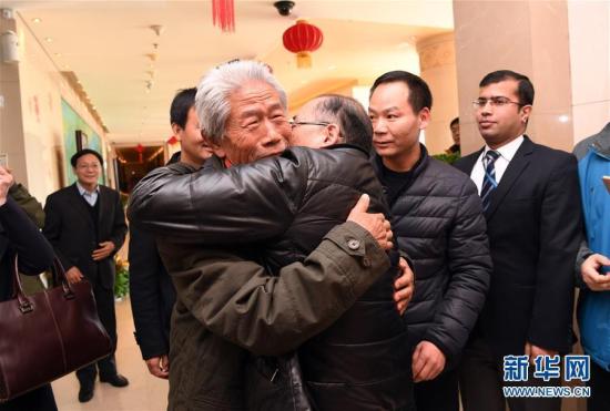 在北京首都国际机场，王琪老人与前来迎接他的侄子拥抱。新华社记者 金良快 摄 图片来源：新华网