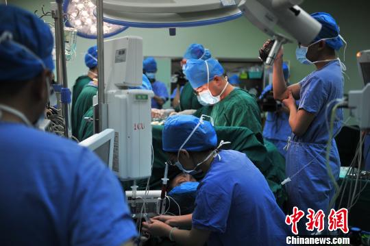 图为正在进行的心脏移植手术 刘冉阳 摄