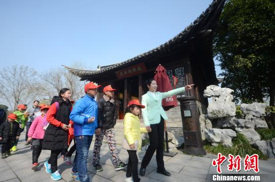 3月4日，扬州瘦西湖导游给小朋友讲解景点知识。　孟德龙 摄