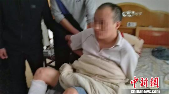邓某在其位于丹江口的租住屋内被民警抓获 李翔 摄