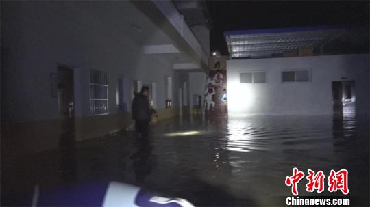 阳新县龙港镇一食品加工厂进水受淹 陈华飞 摄