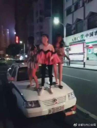 贵州都匀四女子酒后踩踏警车 警方：系初犯未行拘